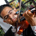 Josué Rugama M. toca el violín en una boda