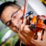 Josué Rugama M. violinista, la voluta enfocada y el rostro desenfocado