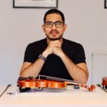 Josué Rugama M. violinista preparado para iniciar una clase virtual de violín