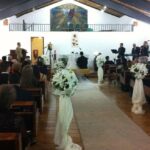 Músicos tocando en ceremonia de boda católica