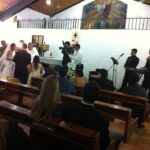 Músicos tocando en ceremonia de boda católica