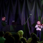 niño en recital de violín y Josué Rugama M. acompaña con el piano (clavinova)