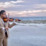 Josué Rugama M. toca el violín en la playa