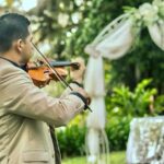 Josué Rugama M. toca el violín en una boda al aire libre