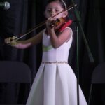 niña Rakel Rugama, hija de Josué Rugama, violinista en un recital tocando el violín