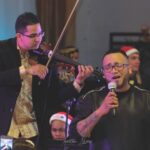 Josué Rugama M. toca el violín junto al tenor Denis Morales en un concierto navideño y la orquesta sinfónica del Sinem Pococí