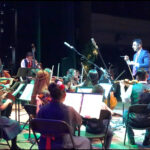 Josué Rugama Martínez dirigiendo su camareta u orquesta de cuerdas de cámara en el Teatro Popular Melico Salazar