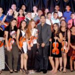 Josué Rugama Martínez con sus 32 estudiantes de violín del Sinem Pococí