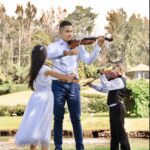 Josué Rugama M. violinista y sus hijos Rakel y Alejandro tocando el violín