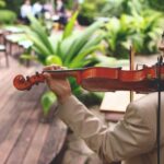 Josué Rugama M. violinista en un evento al aire libre