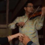 Josué Rugama M. violinista toca el violín en propuesta de matrimonio, anillo