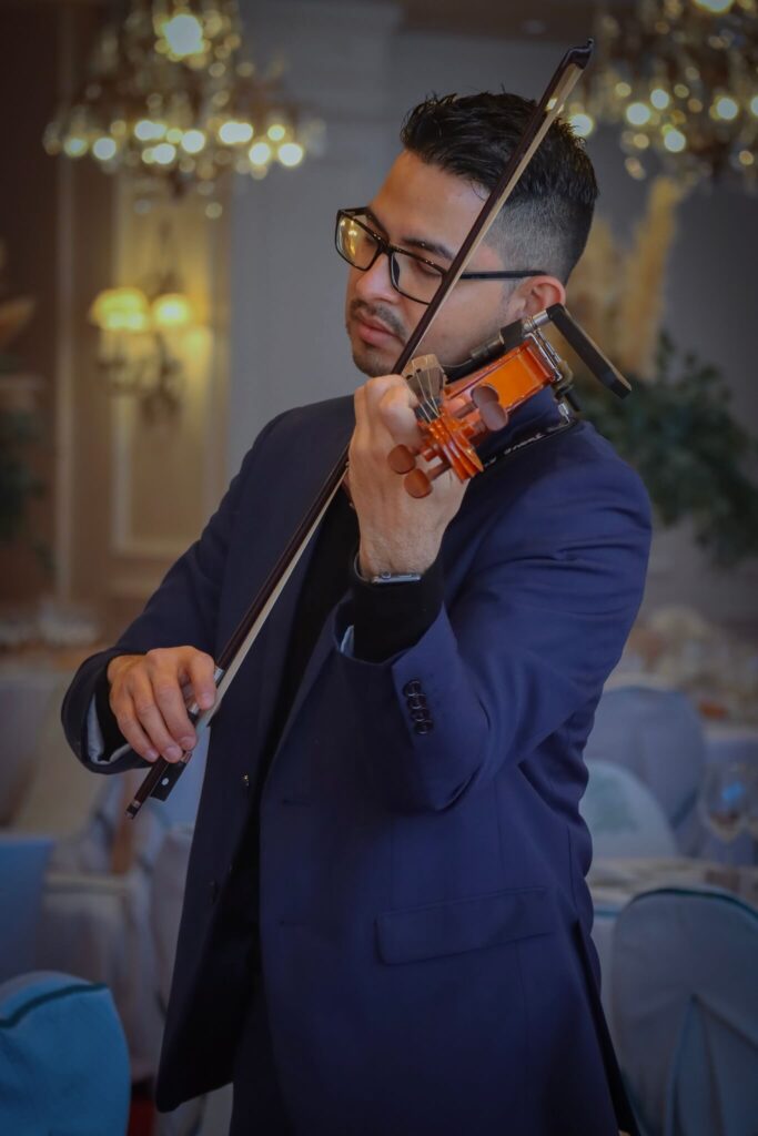 violinista Josué Rugama M. en cóctel de boda