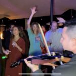 violinista anima fiesta de boda