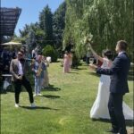 violinista tocando en entrada de recién casados al cóctel