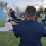 violinista tocando en entrada de recién casados al cóctel