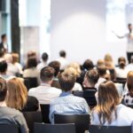 expositor en conferencia habla frente a la audiencia